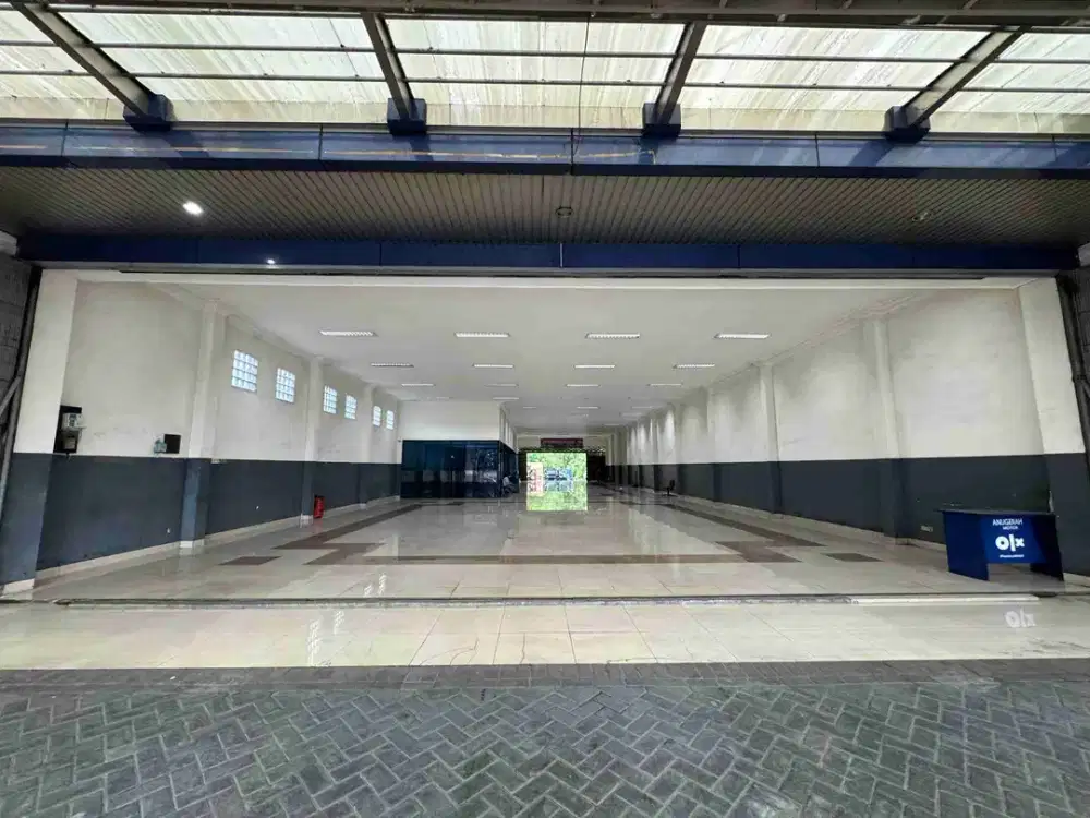 Gedung Komersial Ex. Showroom - Strategis, Pusat Kota Sidoarjo, Dekat Akses Tol.