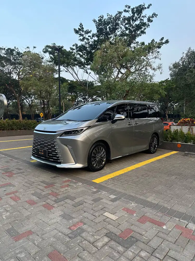 Lexus LM 350 Hybrid 2024 Odo 6rb