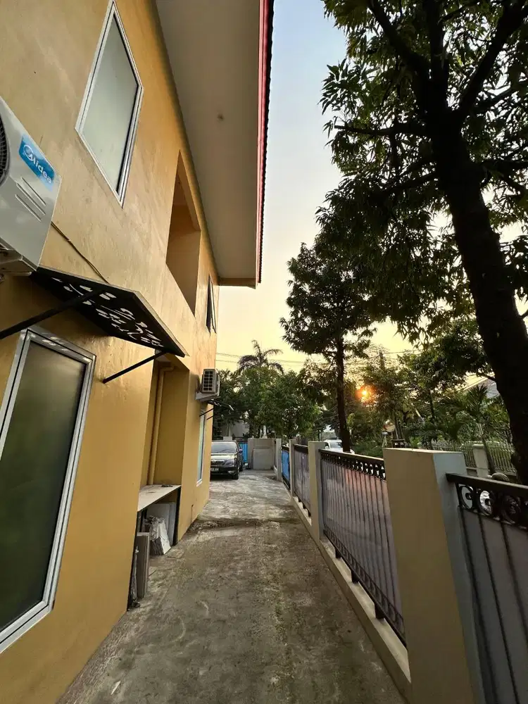 Kost Exclusive galaxy bekasi Kmr Mandi dalam ada parkir mobil