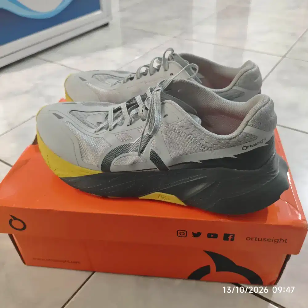 LIKE NEW Sepatu Trail Ortuseight Terrablast Light Grey Asphalt 43