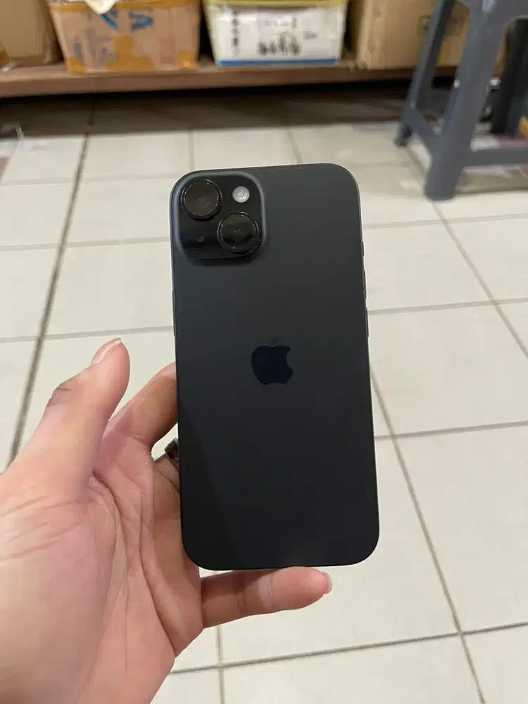 Iphone 15 128 hitam garansi resmi