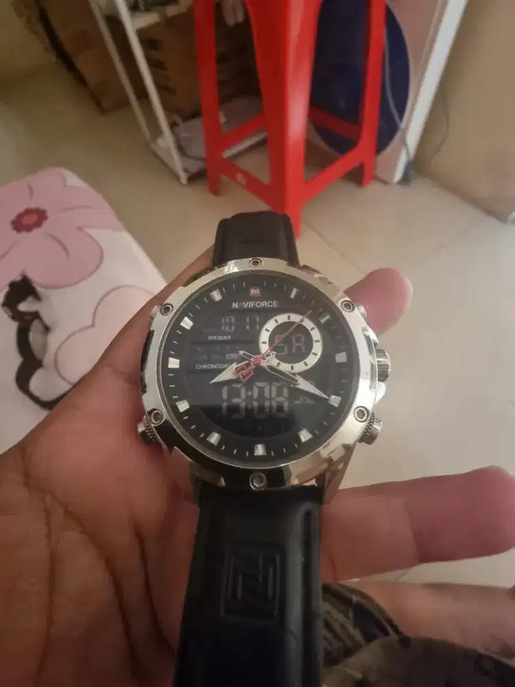 Naviforce NF9208 (seri dual time dengan tali kulit).