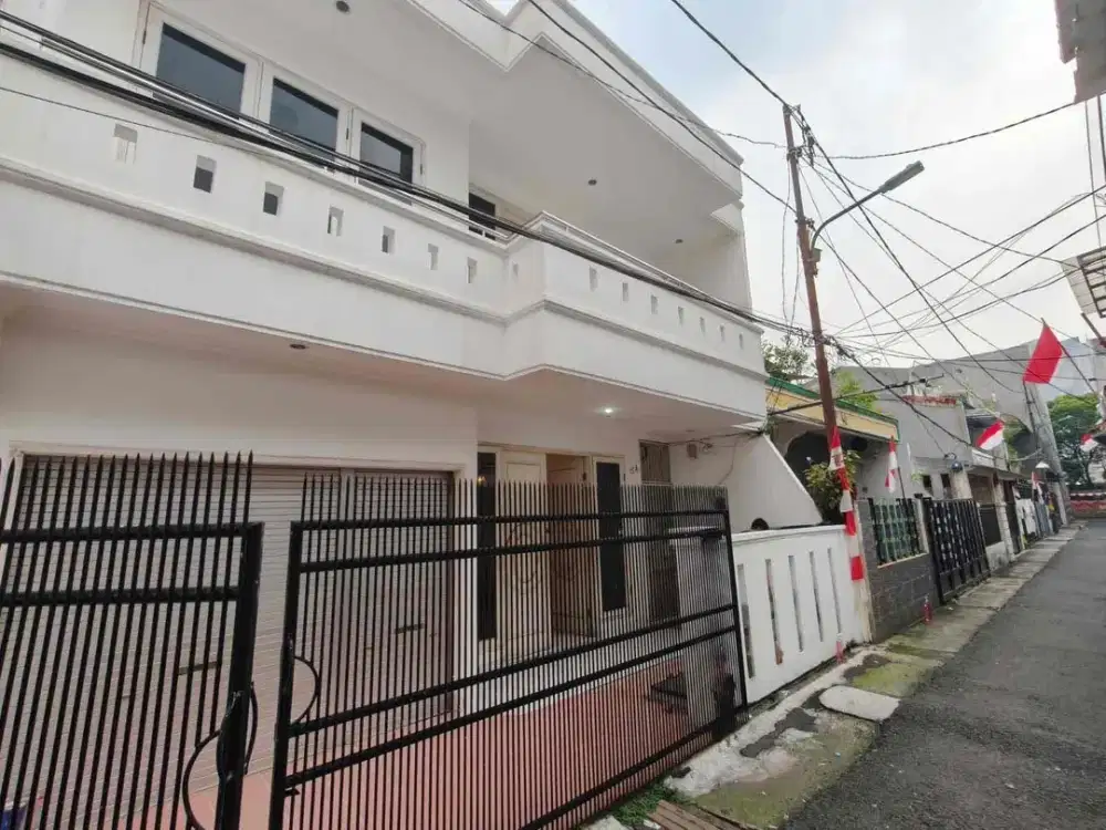 Rumah 2,5 lantai siap huni dekat mal ciputra di tanjung duren jakarta barat