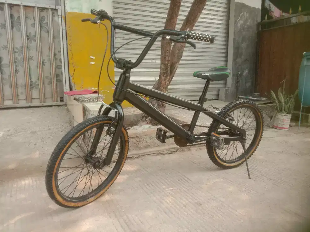 Sepeda BMX anak ukuran 20 inch.