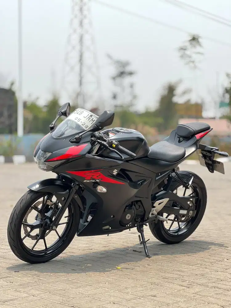 SUZUKI GSX R150 KEYLESS 2018 BLACK KM 5K PAJAK PANJANG SIAP HARIAN