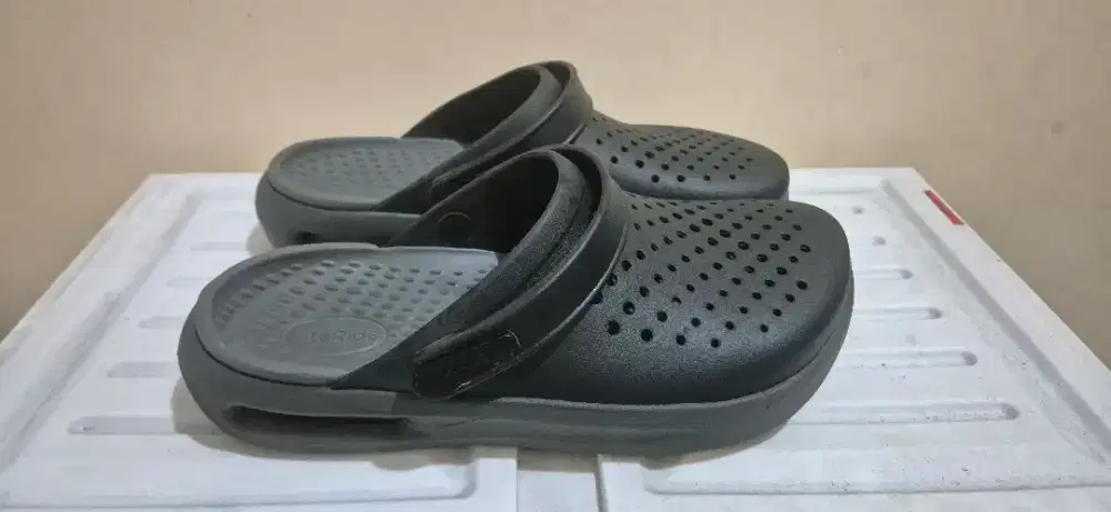 sendal crocs original
