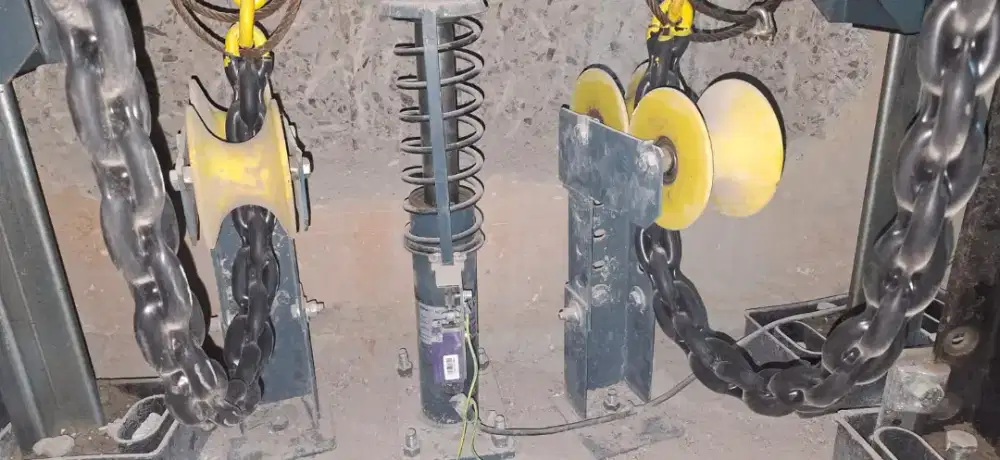 Teknisi lift elevator