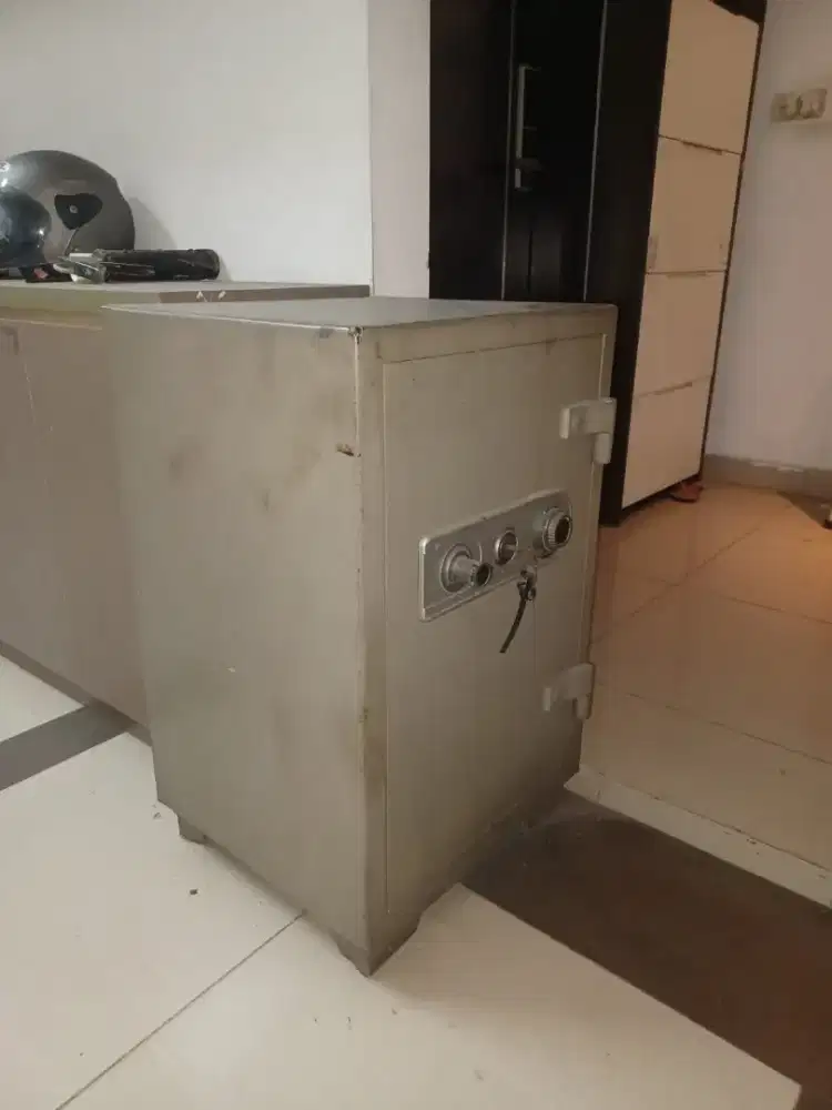 Brankas bekas pakai arsip