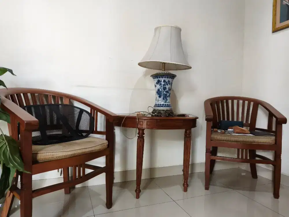 Meja Halfmoon + 4 kursi kayu + 1 lampu hias