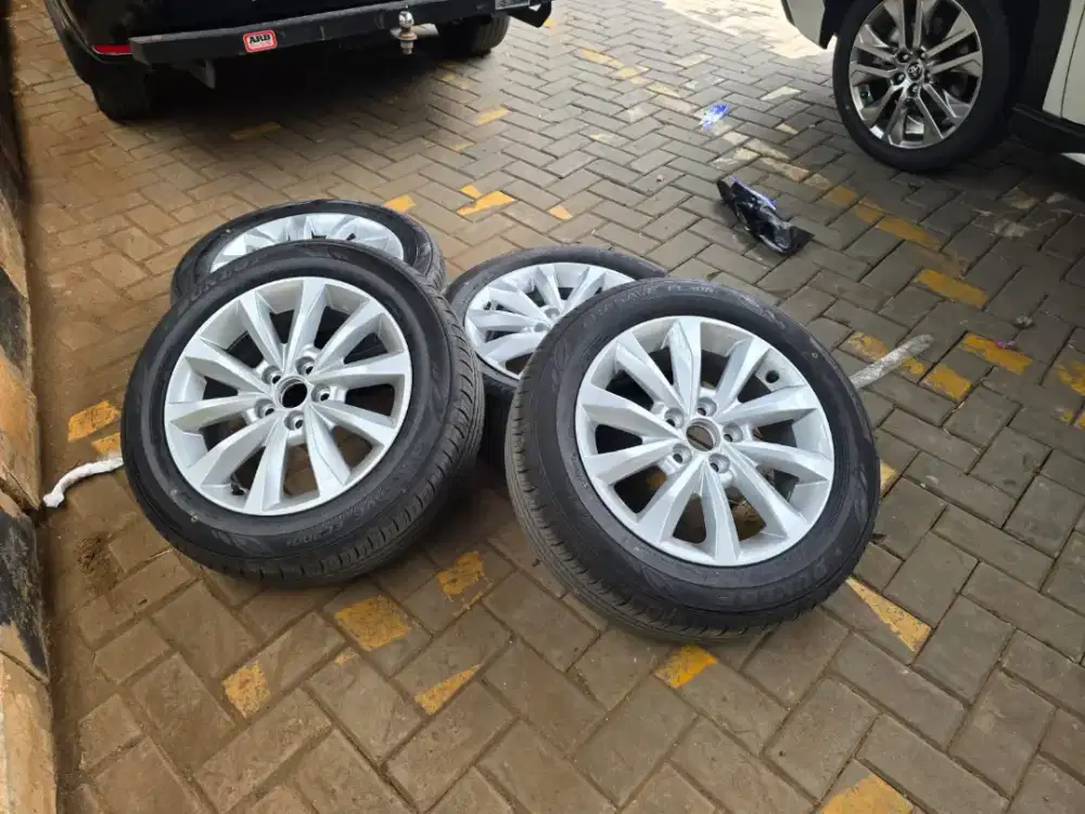 Velg dan Ban Innova Zenix R17