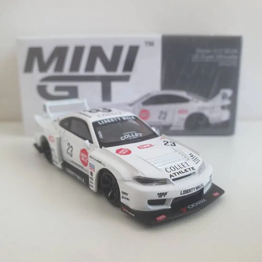 Mini GT 1054 Nissan LB-Super Silhouette S15 Silvia 1/64 (Athlete)