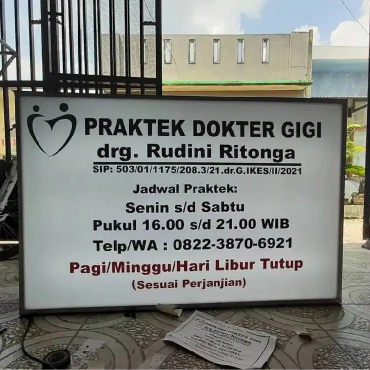 Plang Reklame Papan Nama toko bangunan & buat neon box klinik