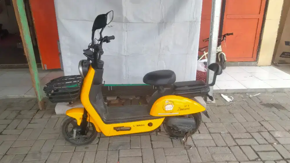 Di jual sepeda listrik neormal lengkap aki baru siap pake
