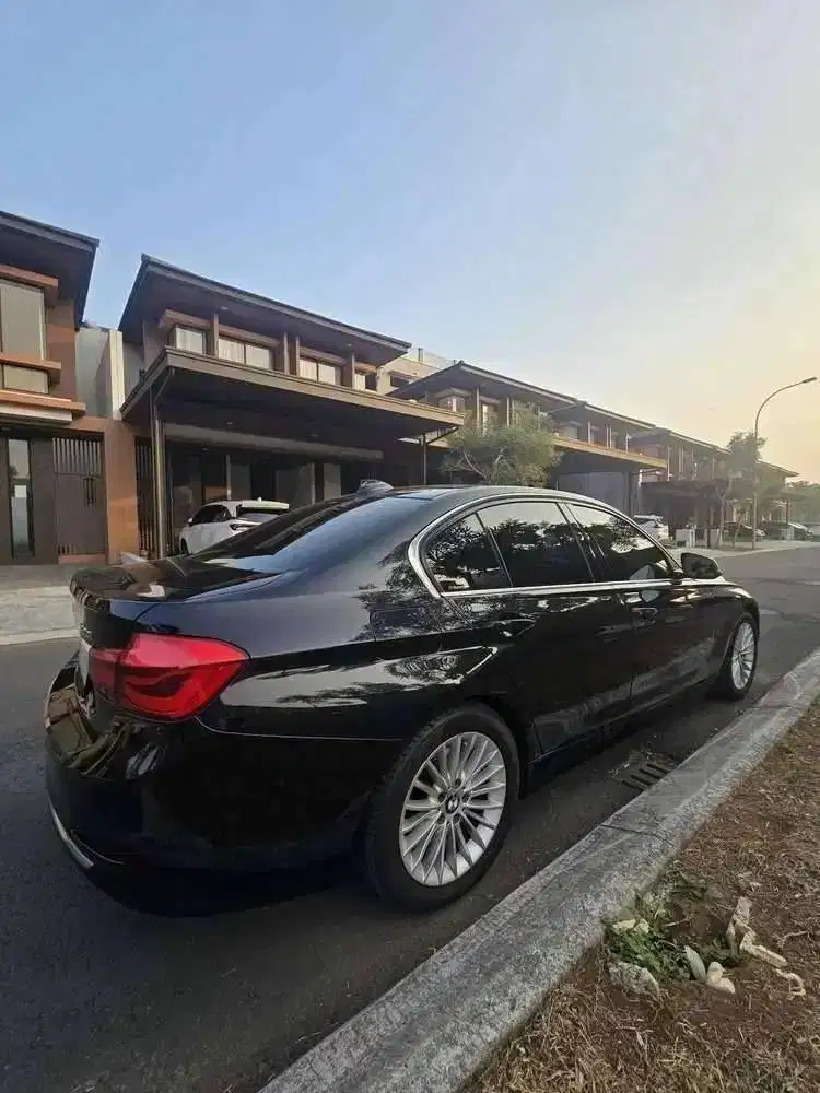 BMW 320i Luxury 2.0 AT 2019 Black – Mobil Pribadi, Siap Inspeksi