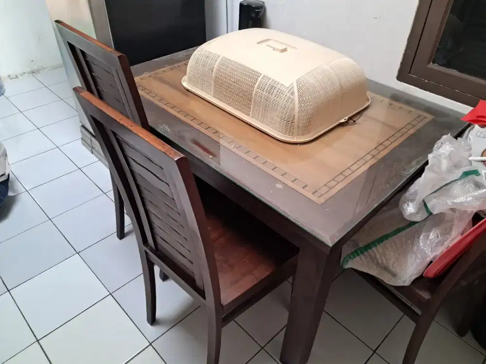 Meja makan jati (+ 4 kursi)