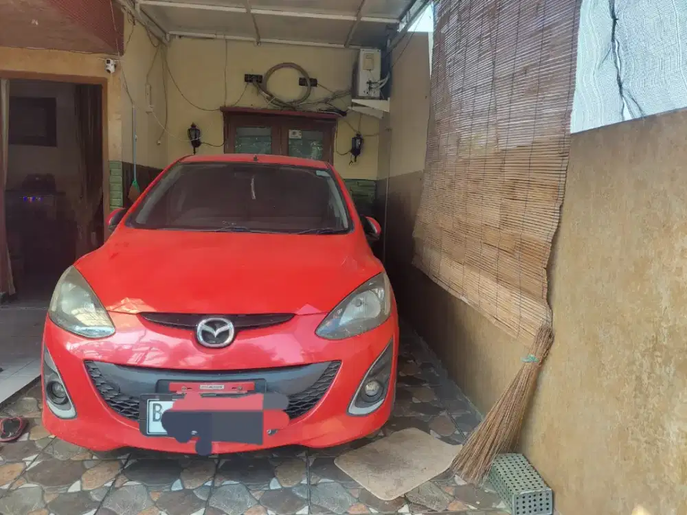 Mazda 2.  Merah 2010 komplit