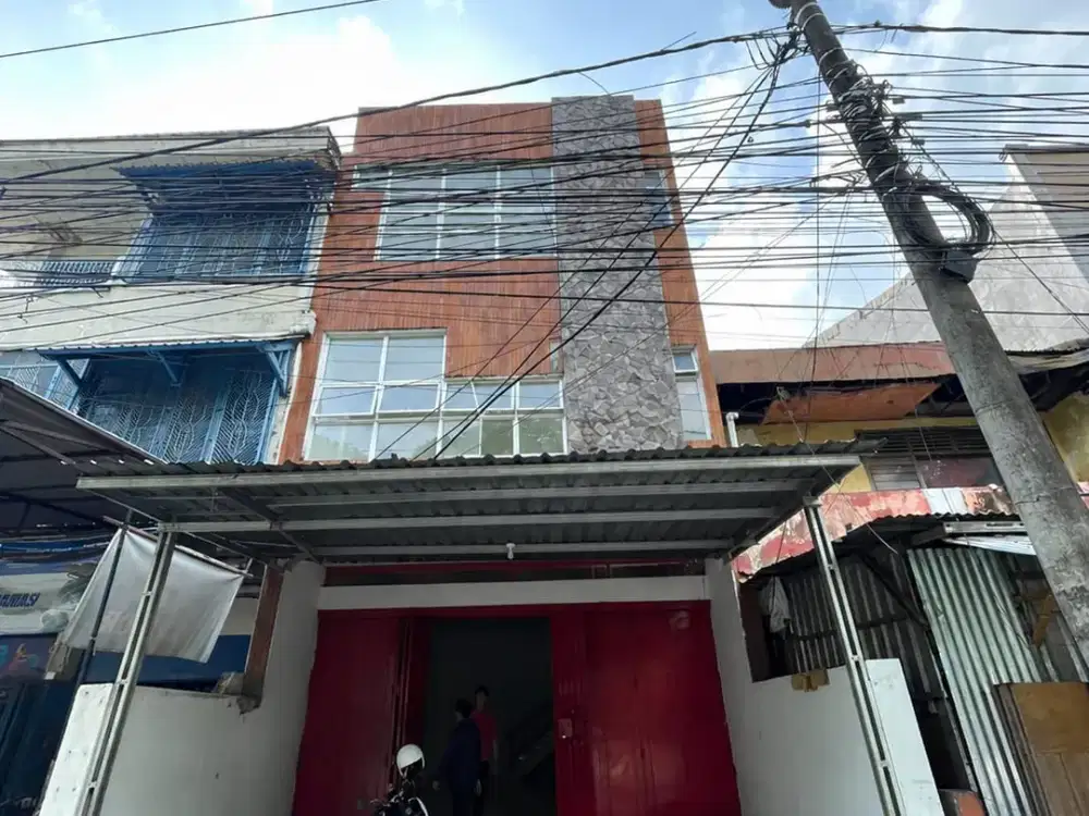 Disewakan Ruko Poros Jalan Veteran Selatan - 3 Lantai