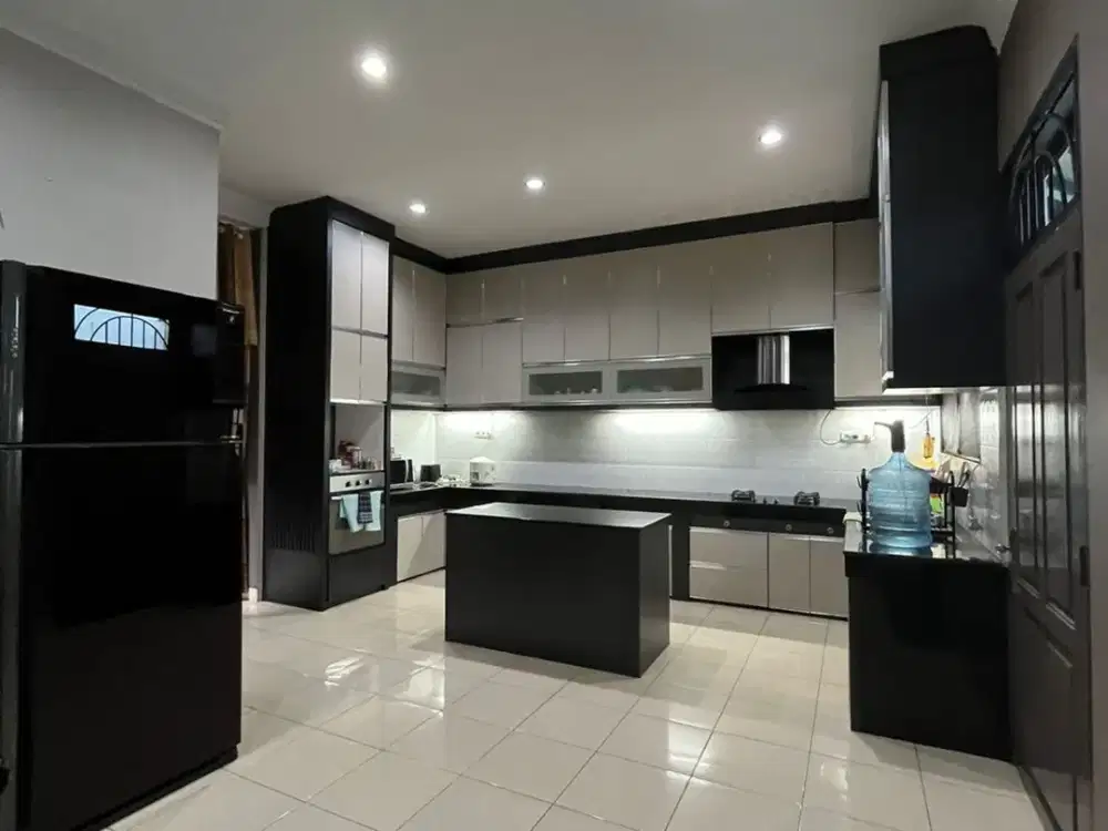 DIJUAL VILLA MEWAH GRAHA METROPOLITAN – HELVETIA