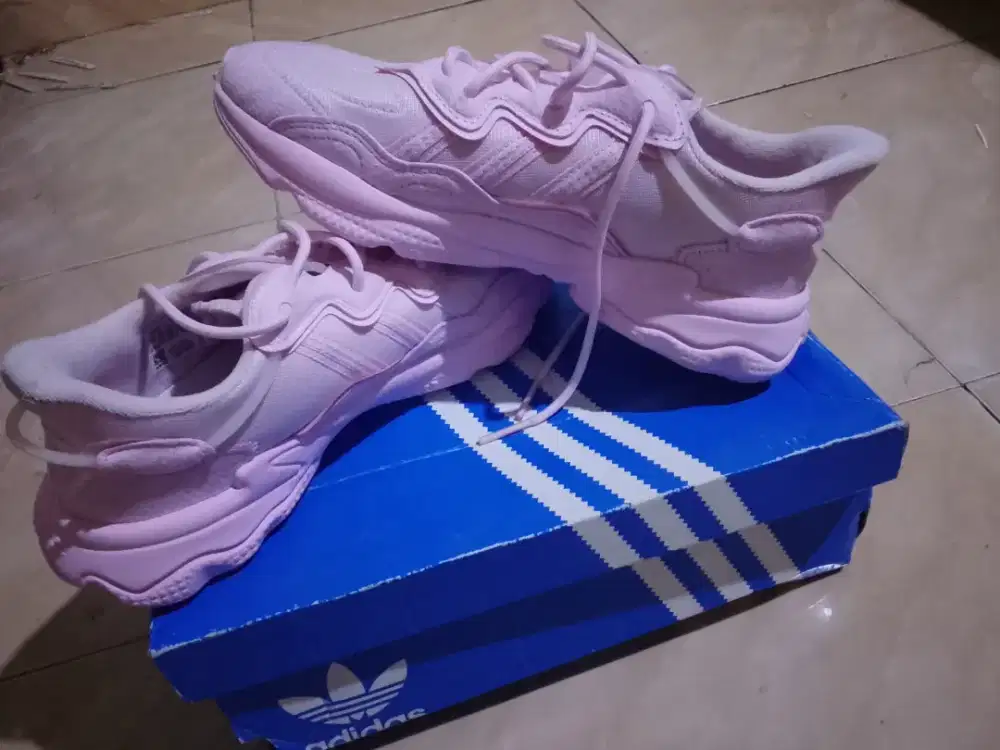 Sepatu Ozweego w pink