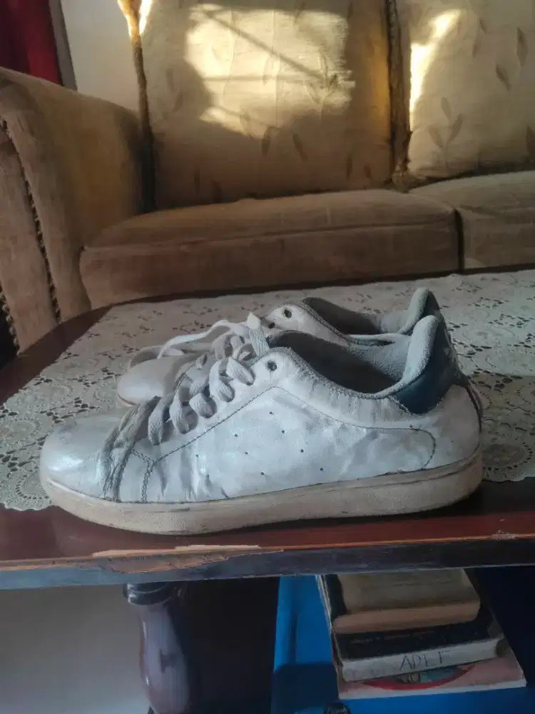Sepatu sport merk Adidas