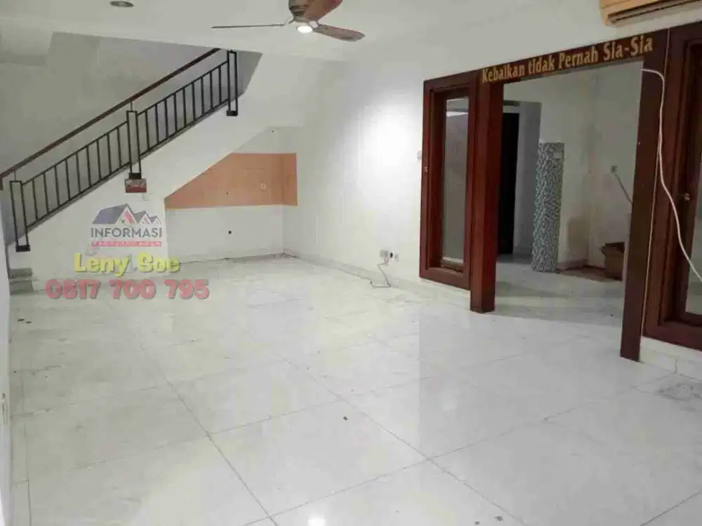 Rumah hoek 2 lantai perlu renov, dijual harga tanah