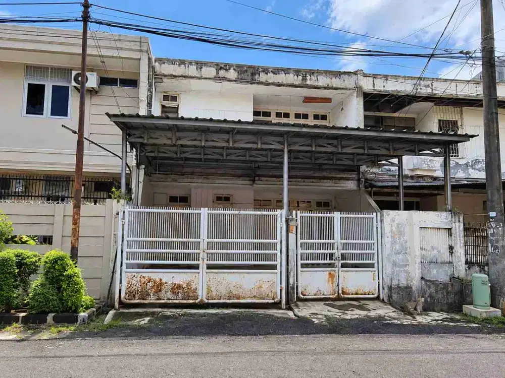 Rumah Hitung Tanah Lebar 7 di Taman Ratu, Jakarta Barat, Row 2,5 Mobil