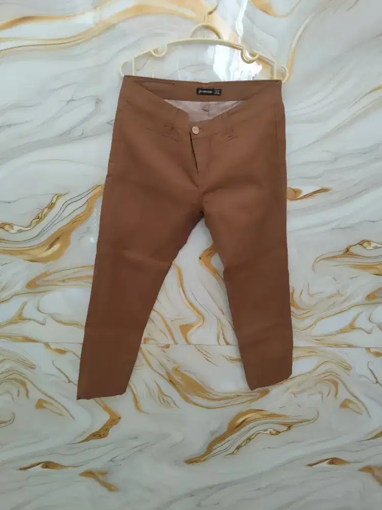 Celana chino atau celana katun stretch (katun twill)