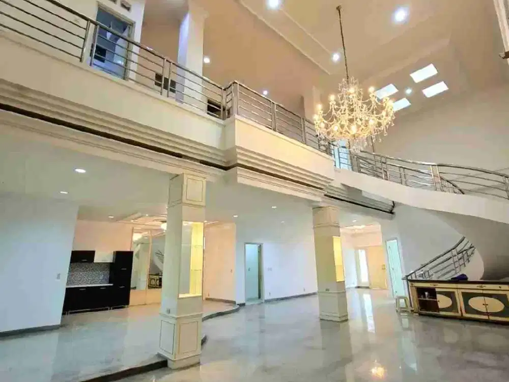Rumah 3 lantai Green Garden kondisi bagus dijual di bawah NJOP