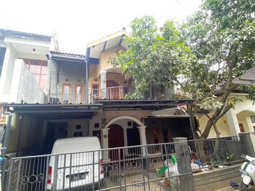 Rumah terawat 3 lantai di Jatihandap