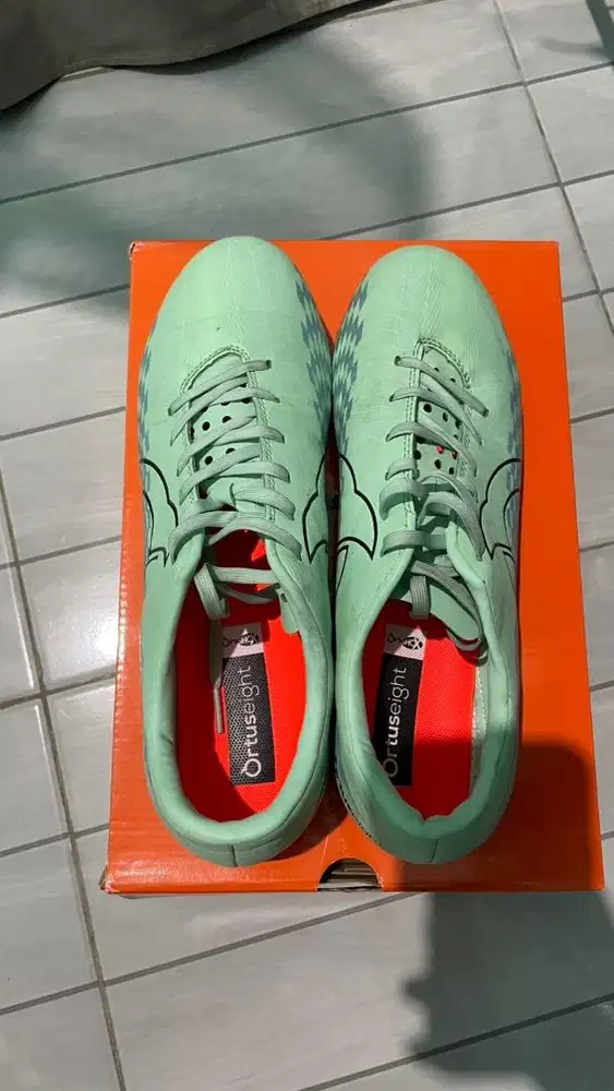 Sepatu bola ortuseight