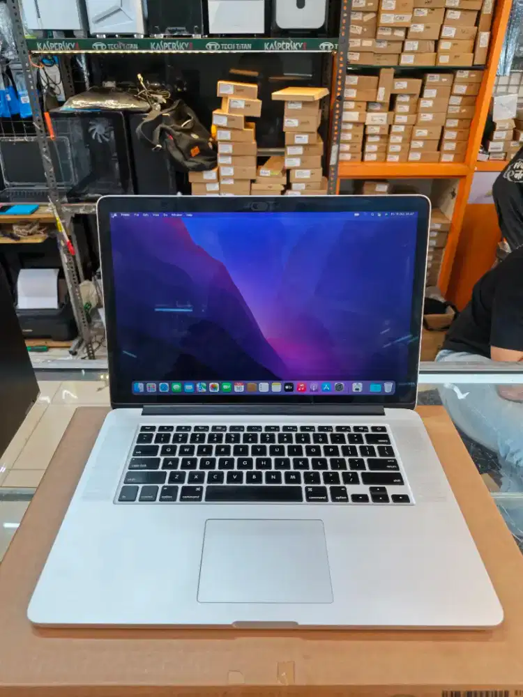 Barang muluss poll MacBook pro 15 core i7-2. 2GHz ram 16 GB SSD 256 GB