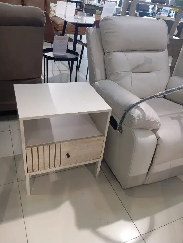 Meja sudut End Table Javier