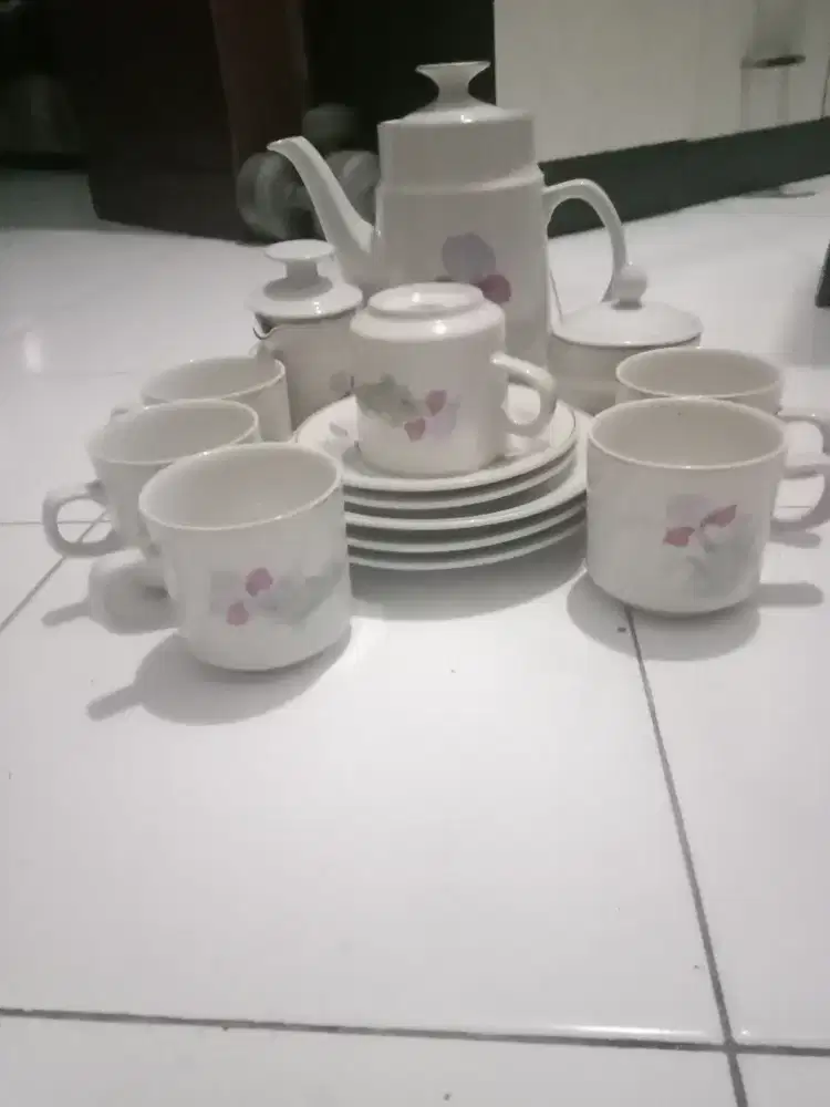 6 gelas + 3 cangkir + 5 lepek