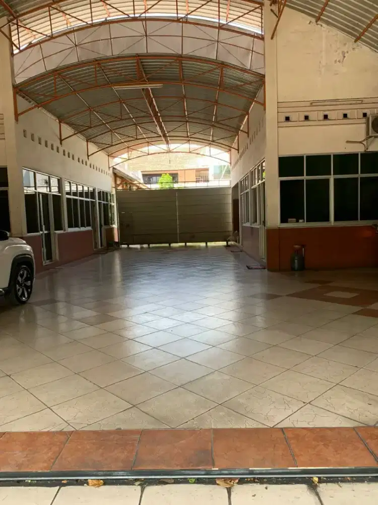 Disewakan Gudang ex Showroom mobil di jl Mayjen Sutoyo dekat simpang 5