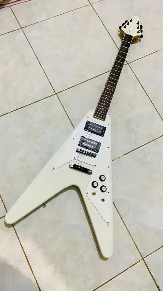 Gitar model flying v