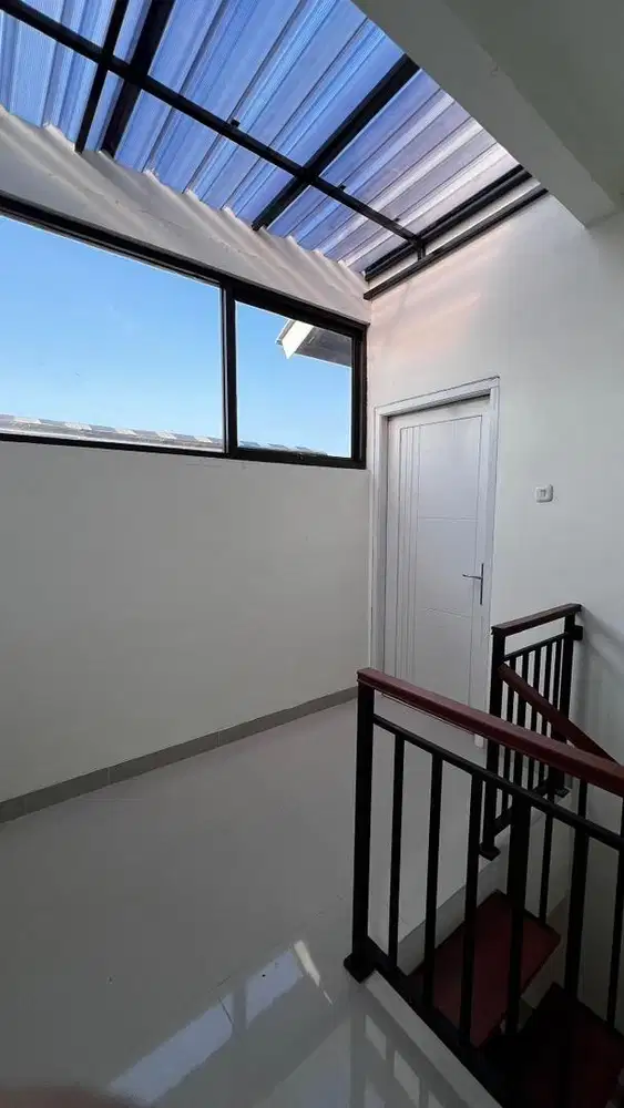 Rumah 2 Lantai 3 Kamar Tidur Nyaman Siap Huni di Jalan Utama
