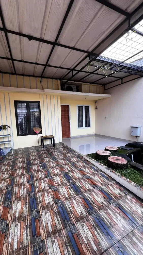 Rumah 2 Lantai 3 Kamar Tidur Nyaman Siap Huni di Jalan Utama