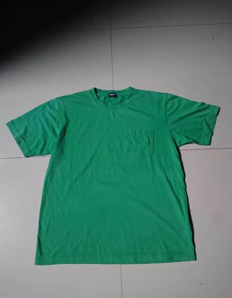 kaos uniqlo hijau