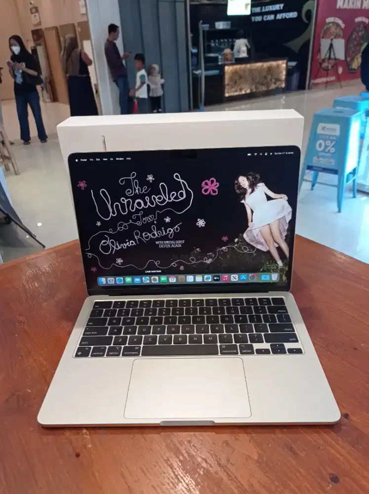 Macbook Air M2 13 inch 2022 Ram 16GB SSD 256GB Mulus