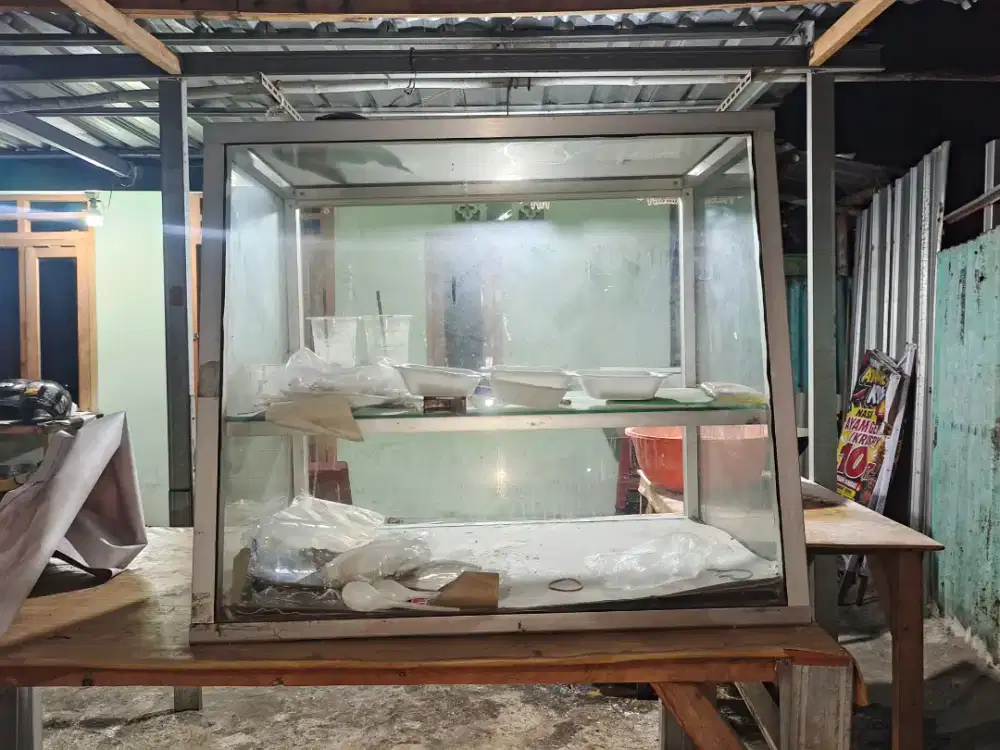 Etalase bekas warung makan