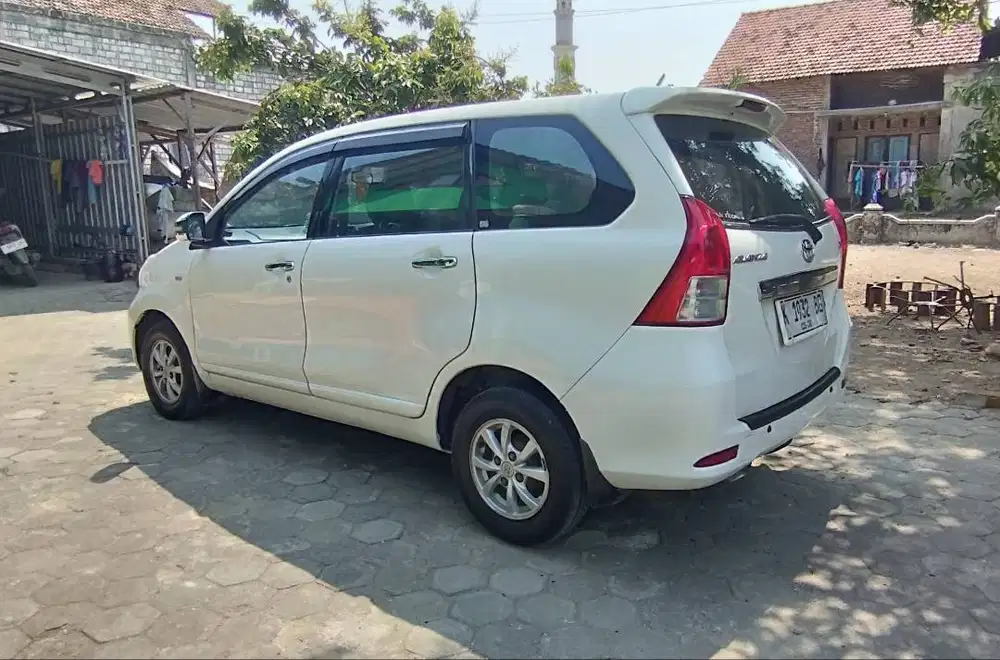 Mobil Toyota Avanza g warna putih
