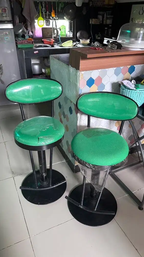 2 Kursi Bar Kursi bisa di atur ketinggiannya