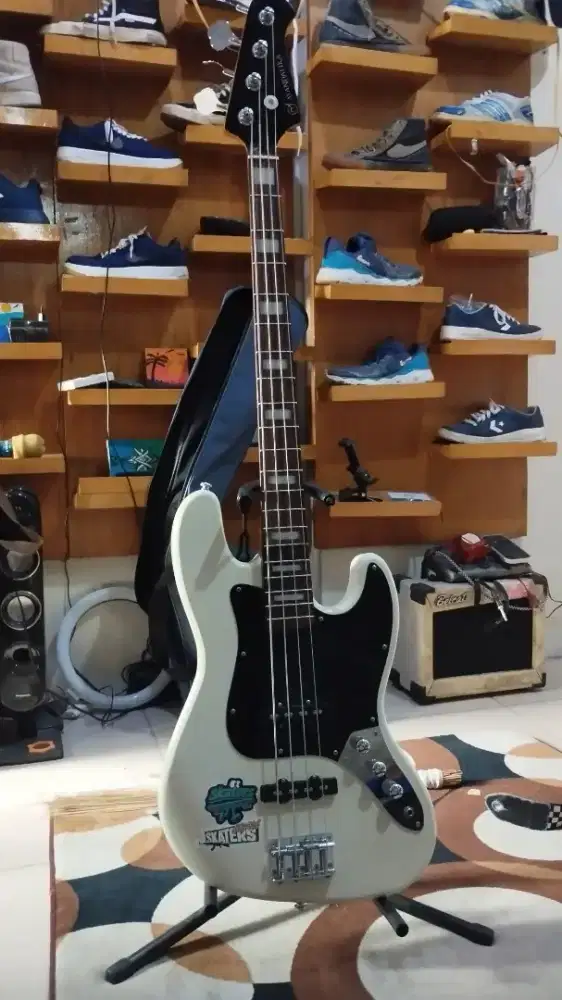 Bass Guitar Listrik Mandalika Putih