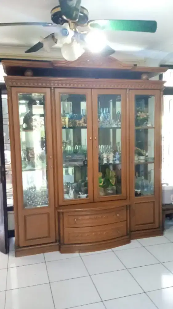 Lemari jati masih kokoh