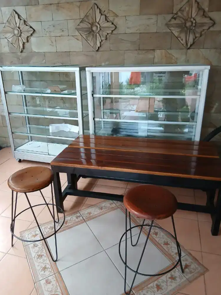 Etalase & kursi kayu