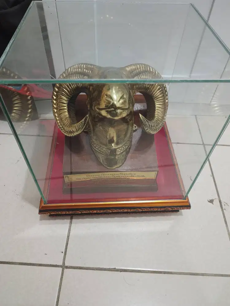 Patung kepala kambing
