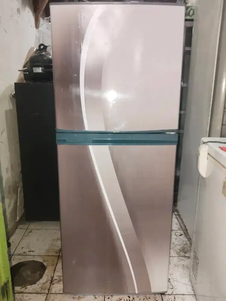 Kulkas 2 pintu sharp orisinil belum pernah servis normal dingin beku