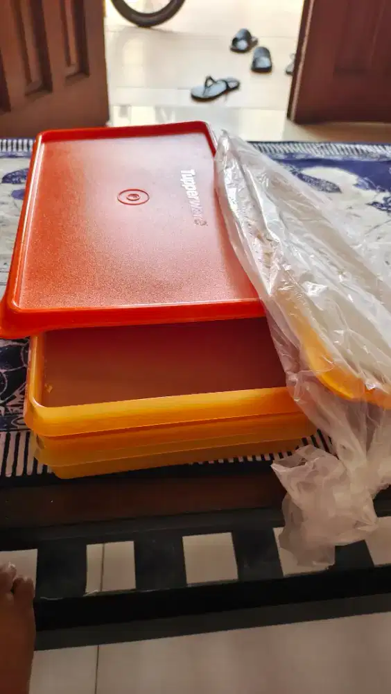 Tupperware tempat kue-kue basah