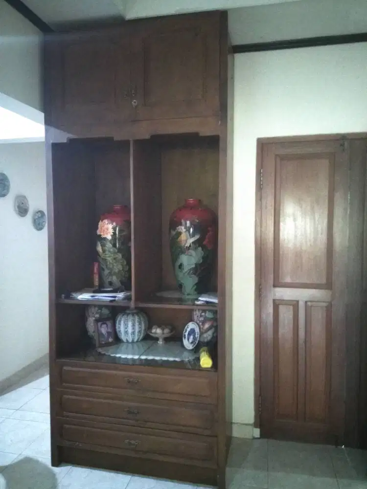 Lemari Besar tinggi Pajangan ada 2 buah