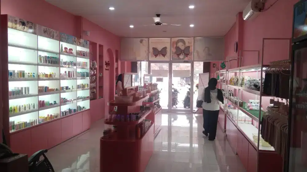 Rak display kosmetik